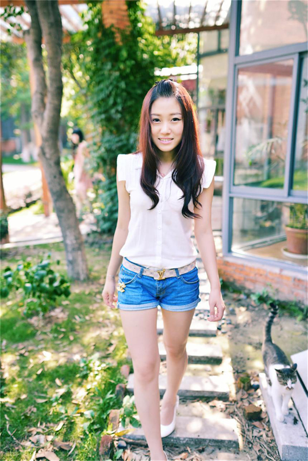 阳光美女甜美气质街拍写真