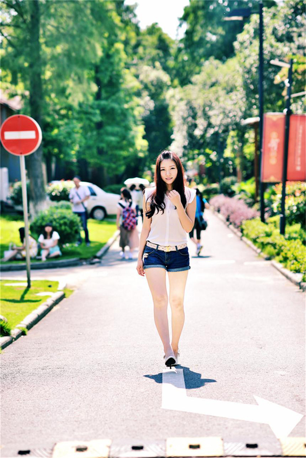 阳光美女甜美气质街拍写真