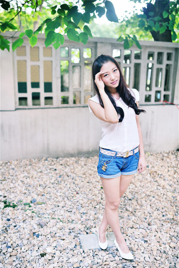 阳光美女甜美气质街拍写真