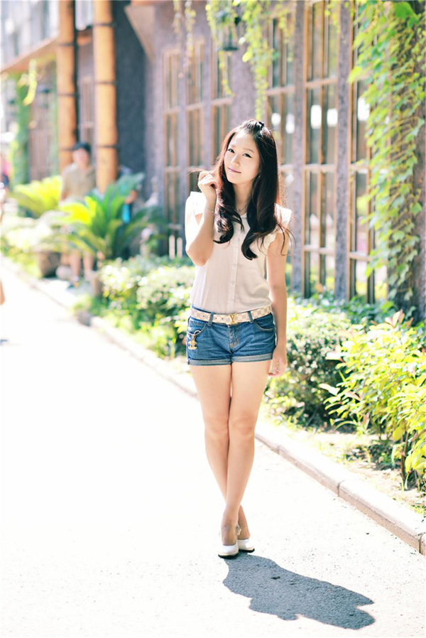 阳光美女甜美气质街拍写真