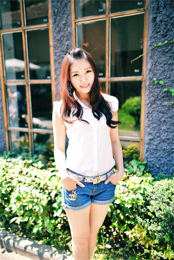 阳光美女甜美气质街拍写真