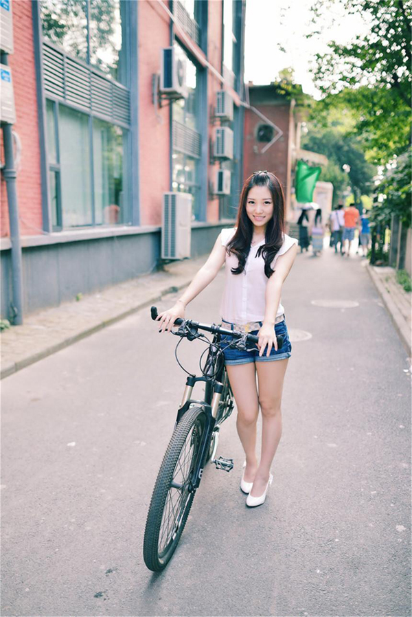 阳光美女甜美气质街拍写真