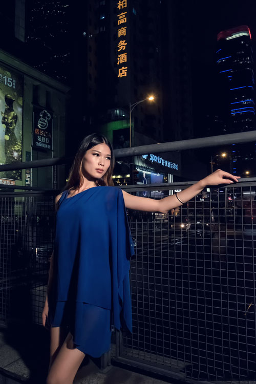 寂静夜空下的蓝色妖姬