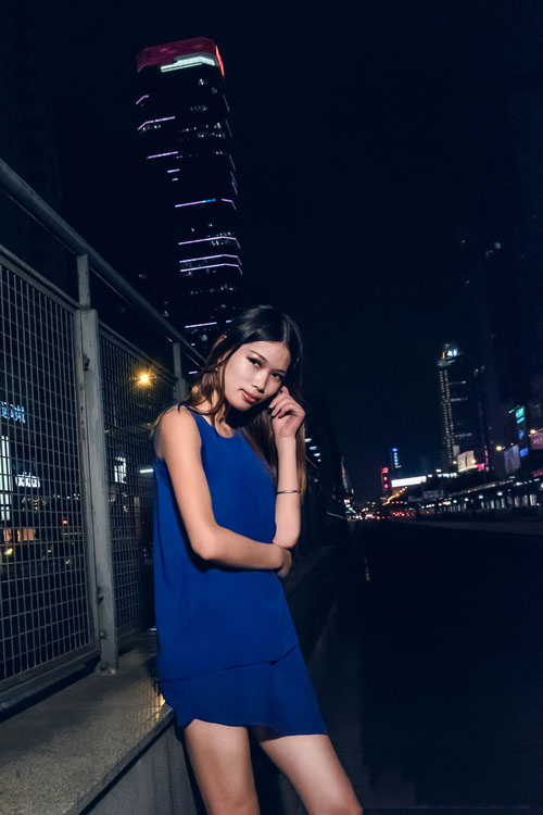 寂静夜空下的蓝色妖姬