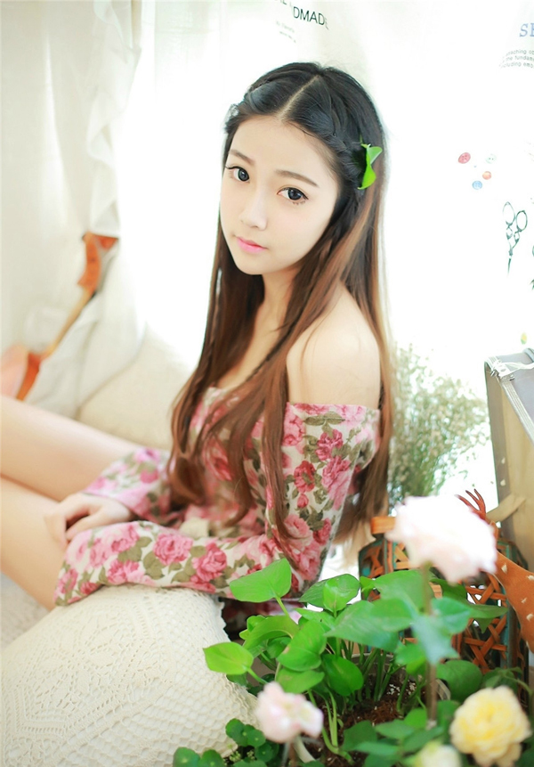 可爱美女性感酥胸白嫩迷人