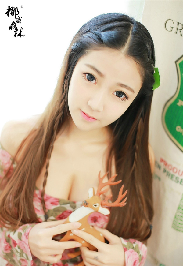 可爱美女性感酥胸白嫩迷人