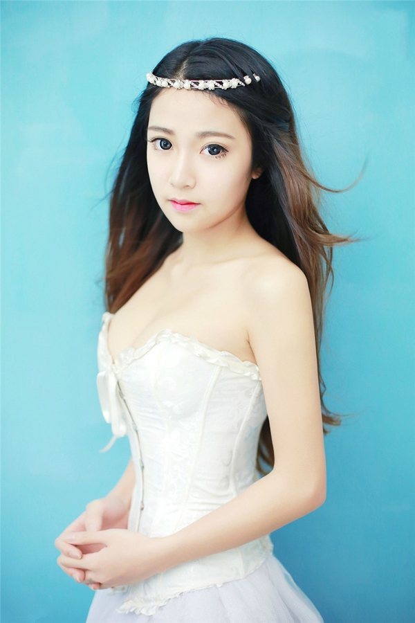 可爱美女性感酥胸白嫩迷人