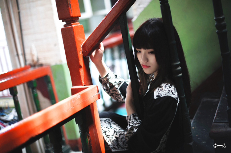 唯美少女独自徘徊在亭台楼阁之间