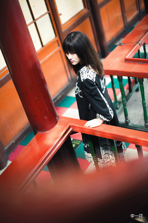 唯美少女独自徘徊在亭台楼阁之间