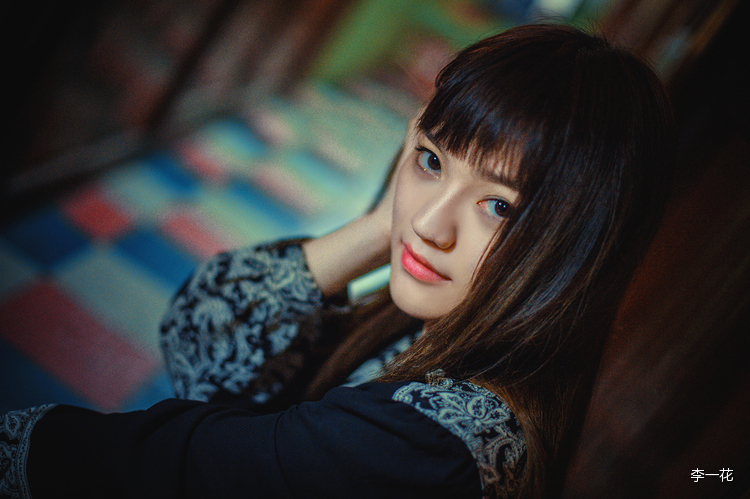 唯美少女独自徘徊在亭台楼阁之间