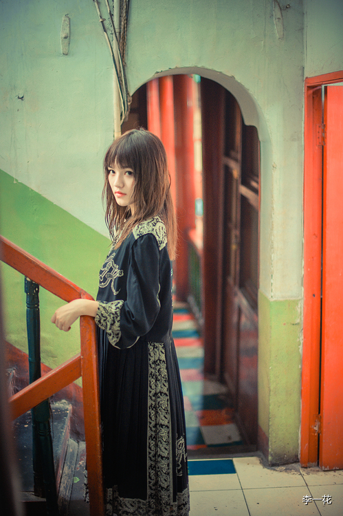 唯美少女独自徘徊在亭台楼阁之间