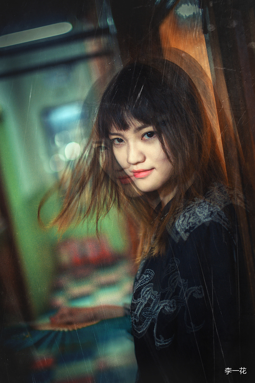 唯美少女独自徘徊在亭台楼阁之间