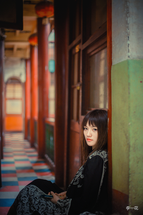 唯美少女独自徘徊在亭台楼阁之间