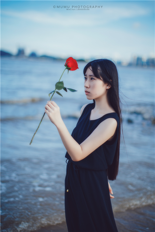 清纯可爱少女听海哭的声音