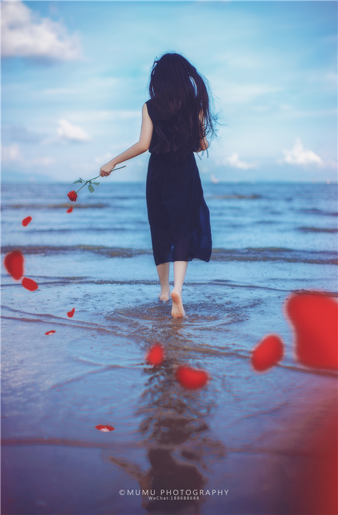 清纯可爱少女听海哭的声音