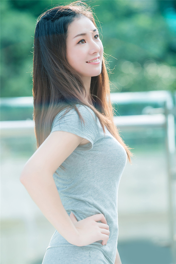 盛夏美女户外迷人清纯写真