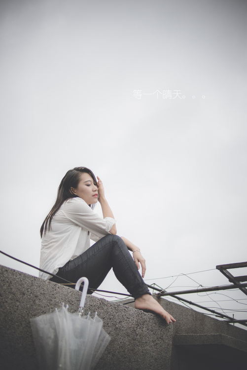 孤寂少女只为等一个晴天