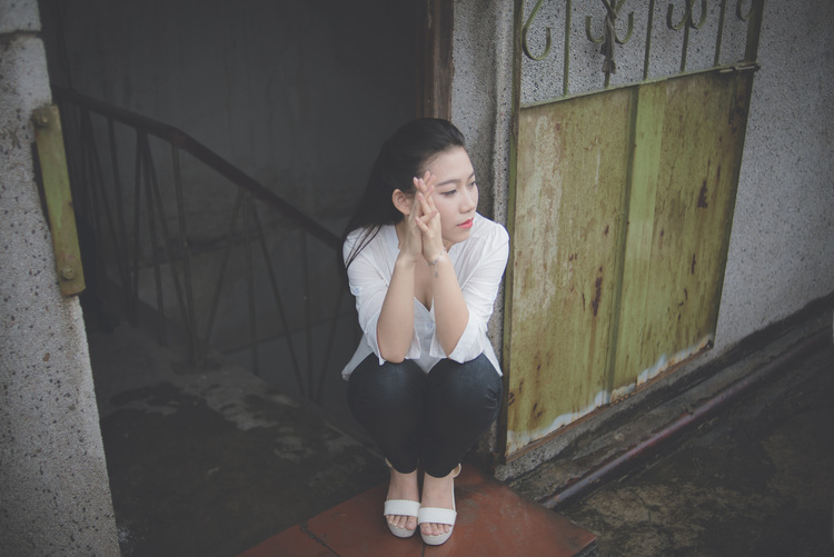 孤寂少女只为等一个晴天