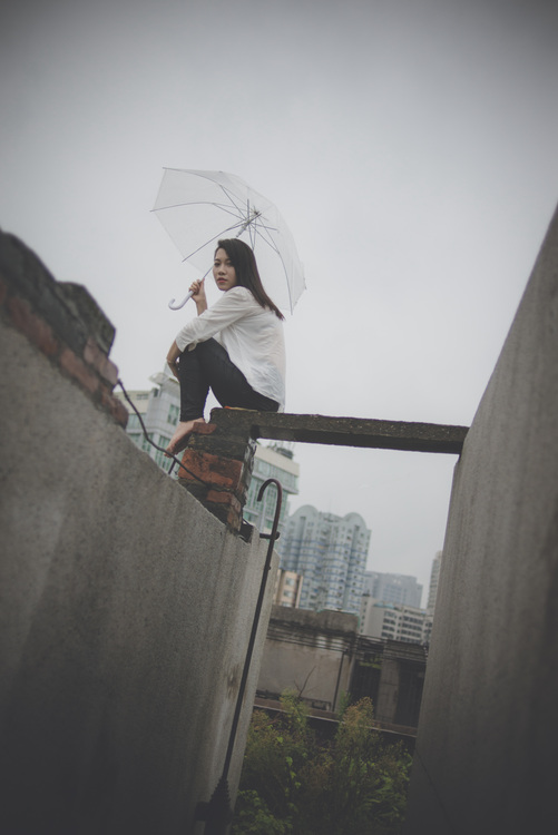 孤寂少女只为等一个晴天