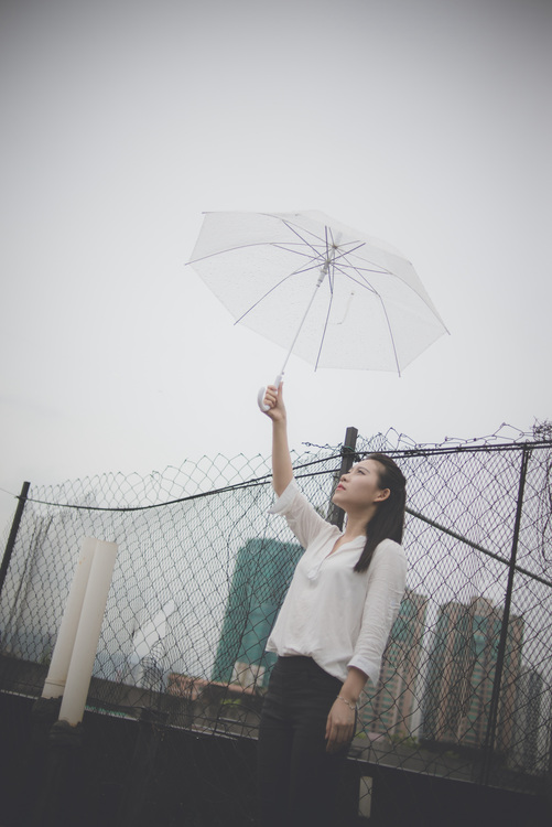 孤寂少女只为等一个晴天