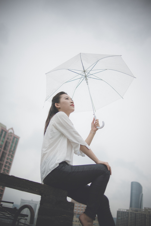 孤寂少女只为等一个晴天