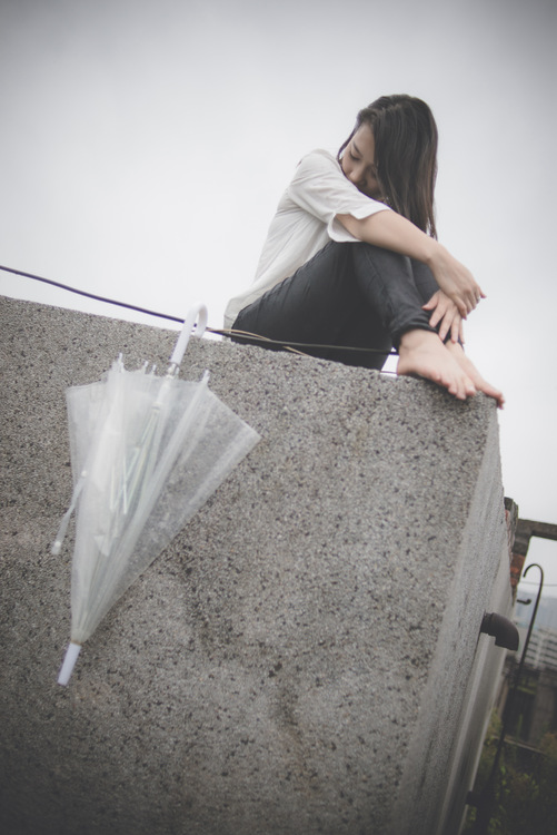 孤寂少女只为等一个晴天