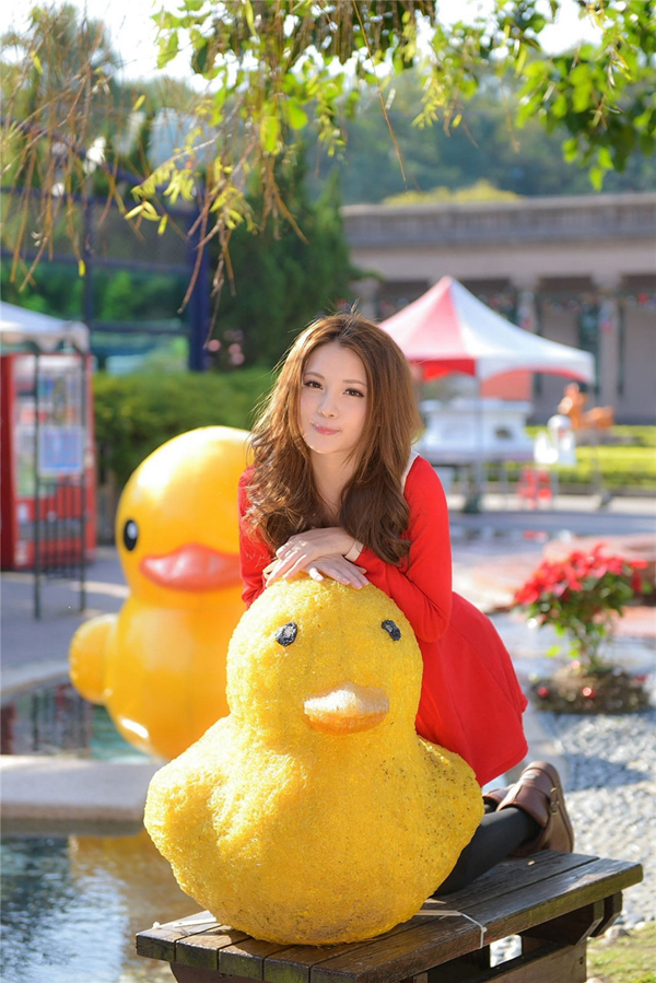 性感迷人美女游乐园写真