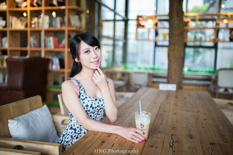 在咖啡厅遇见的清纯姑娘