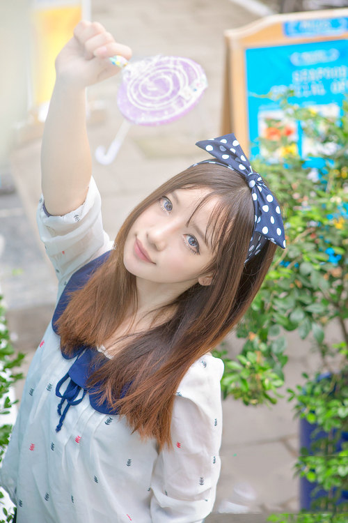 趴在窗口的可爱清纯姑娘