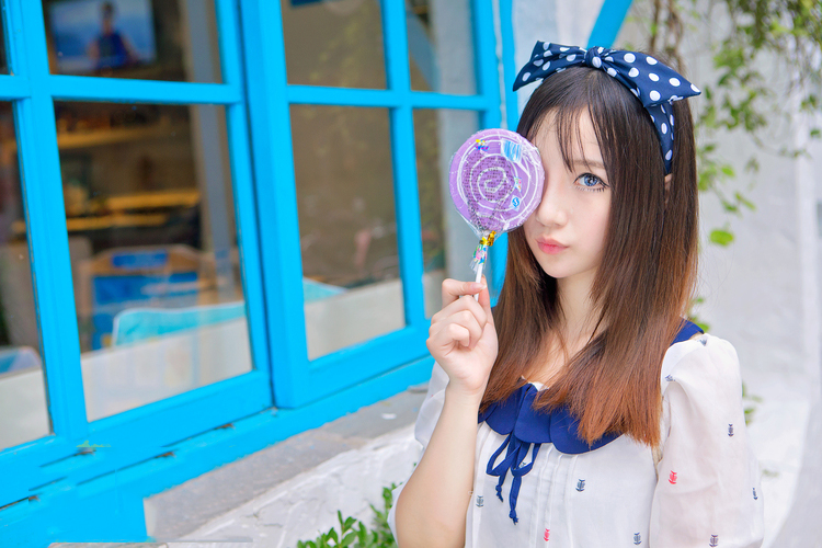 趴在窗口的可爱清纯姑娘