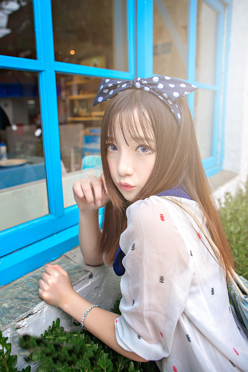 趴在窗口的可爱清纯姑娘