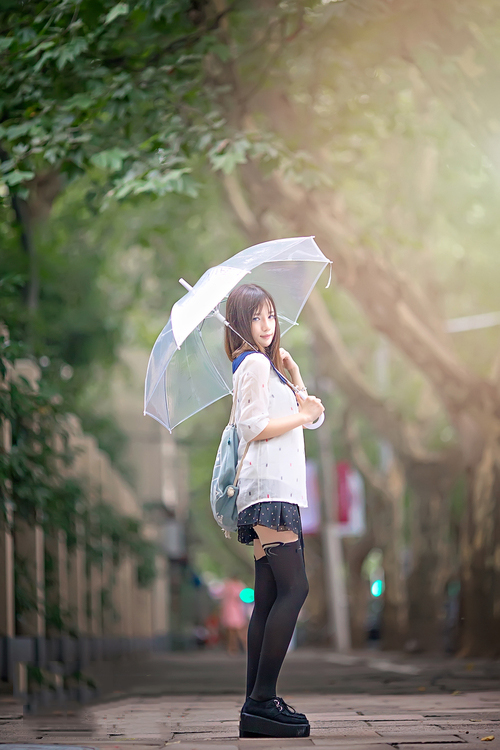 趴在窗口的可爱清纯姑娘