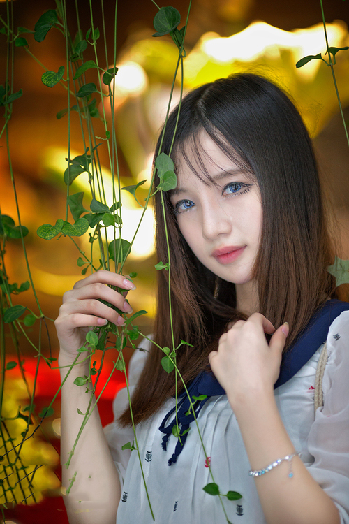 趴在窗口的可爱清纯姑娘