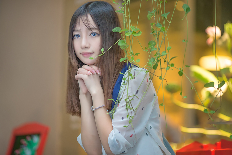 趴在窗口的可爱清纯姑娘