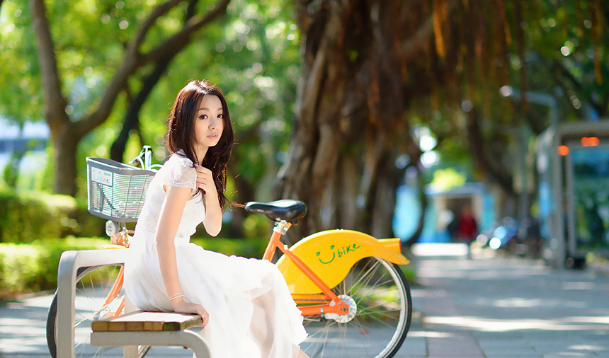 单车长裙美女飘飘写真