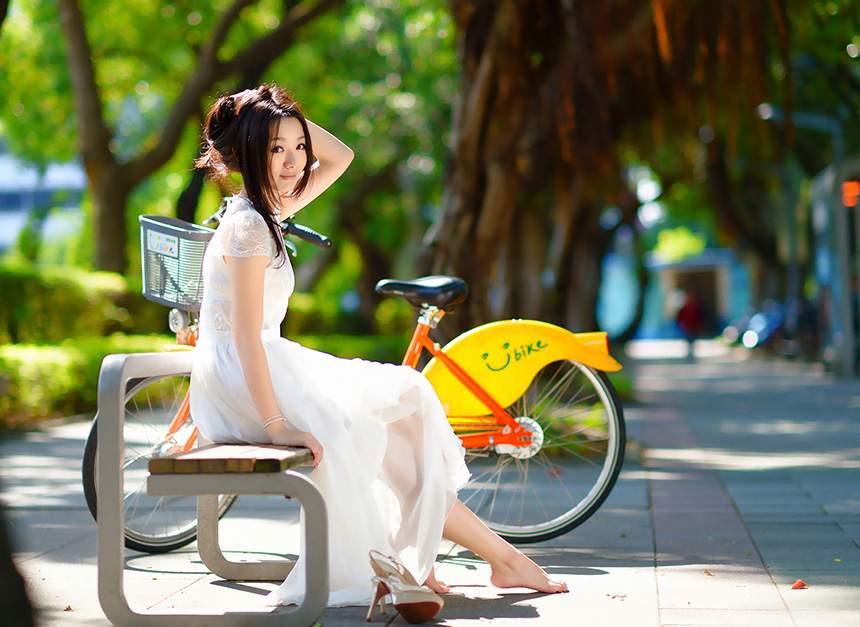单车长裙美女飘飘写真