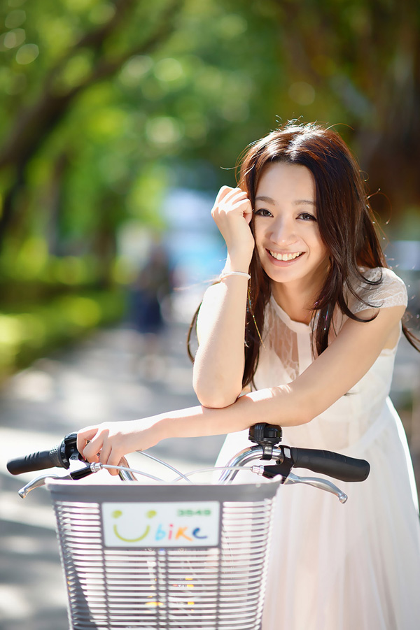 单车长裙美女飘飘写真