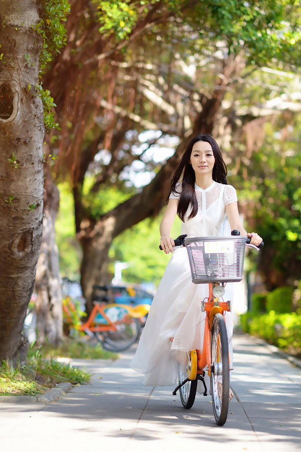 单车长裙美女飘飘写真