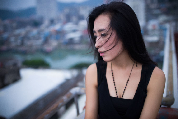 站在高台上的靓丽美女