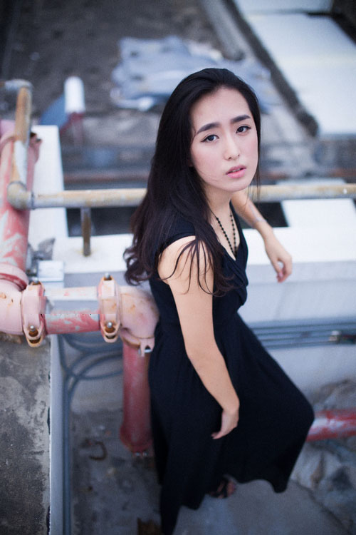 站在高台上的靓丽美女