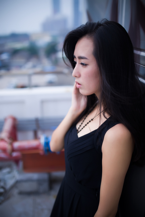 站在高台上的靓丽美女