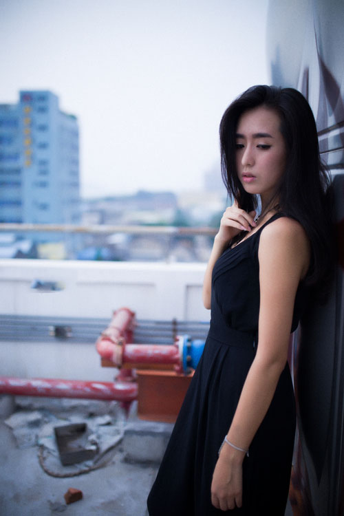 站在高台上的靓丽美女