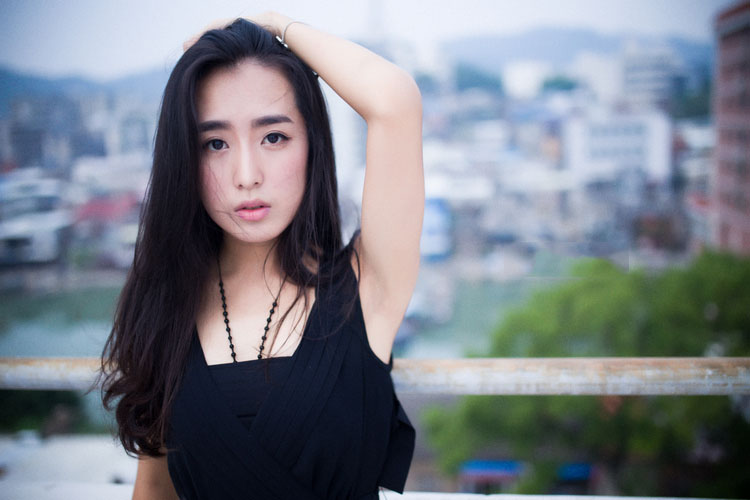 站在高台上的靓丽美女