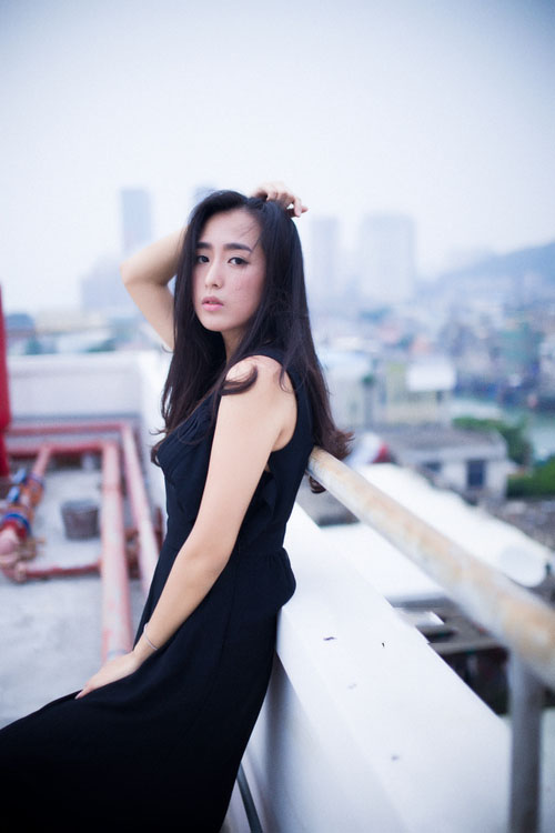 站在高台上的靓丽美女