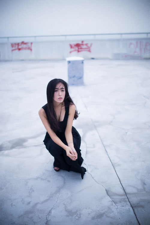 站在高台上的靓丽美女