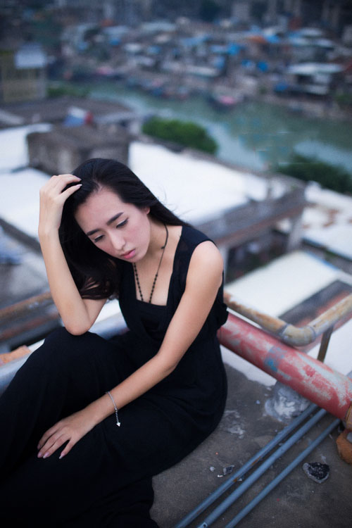 站在高台上的靓丽美女