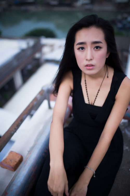 站在高台上的靓丽美女