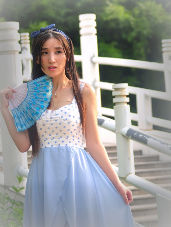 清纯美女户外写真独特的韵