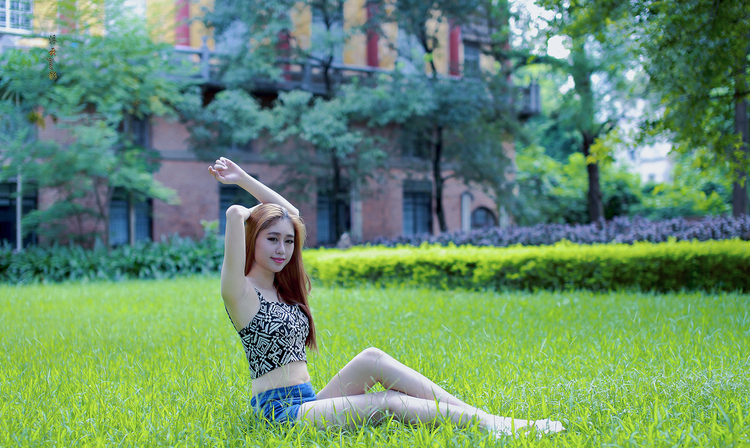 午后阳光下唯美的少女