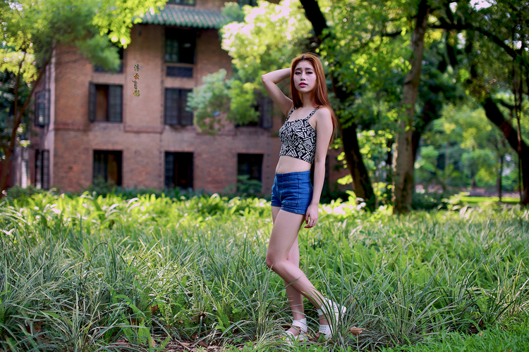 午后阳光下唯美的少女